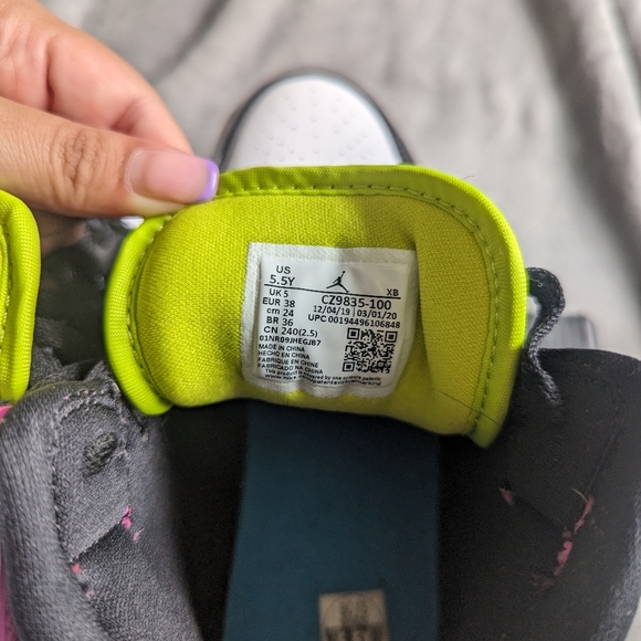 Air Jordan 1 Mid SE Cyber-Active Fuchsia - Picture 8 of 11